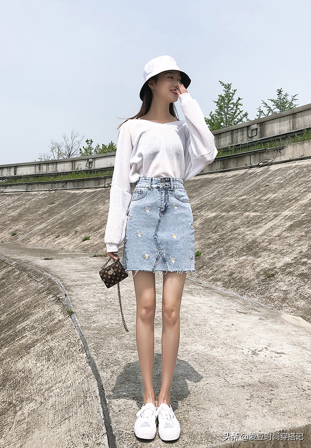 小个子女生牛仔裙配什么上衣,适合小个子女生穿的牛仔裙