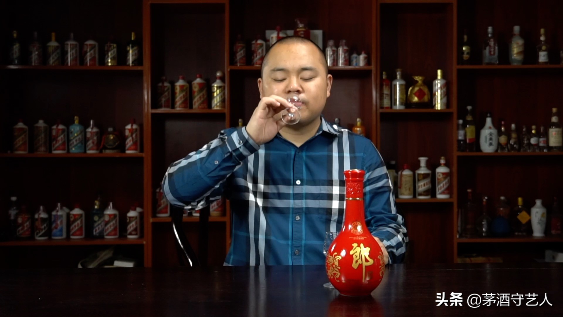 茅酒守艺人红花郎红钻,茅酒守艺人品自家红瓶酒的视频