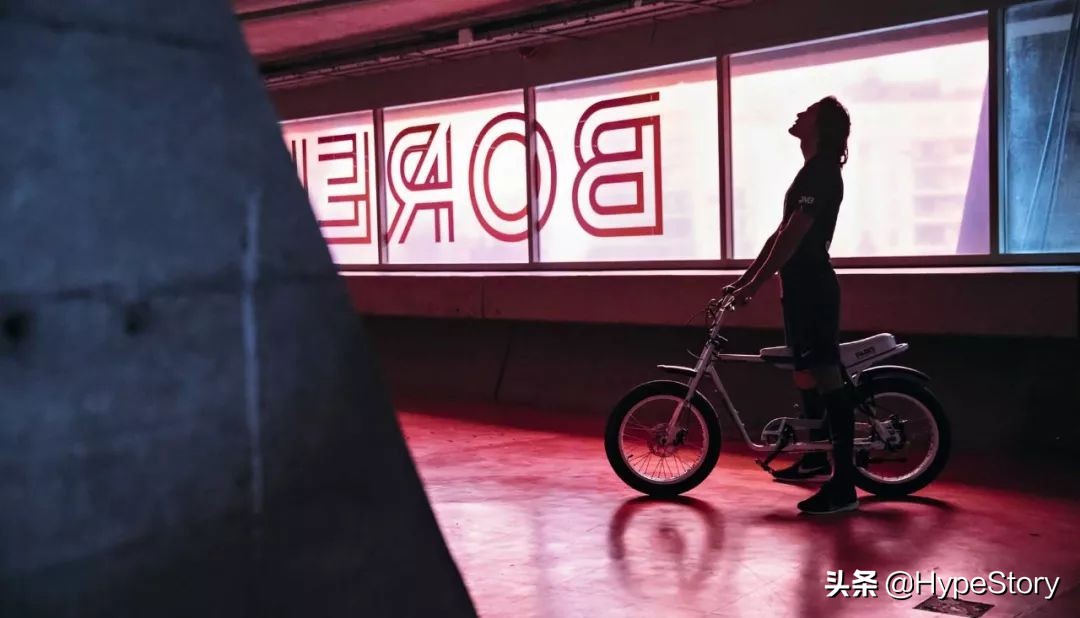 穿牛仔裤踢球,穿着牛仔裤踢球