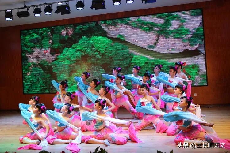 我校举行开学典礼暨教师节表彰会,学校召开教师节庆祝暨表彰大会