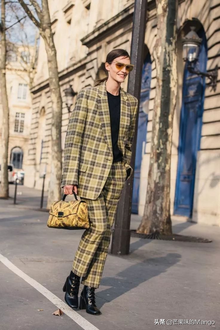 今年秋冬流行穿西装太时髦了,严肃刻板的西装如何穿才能更时髦