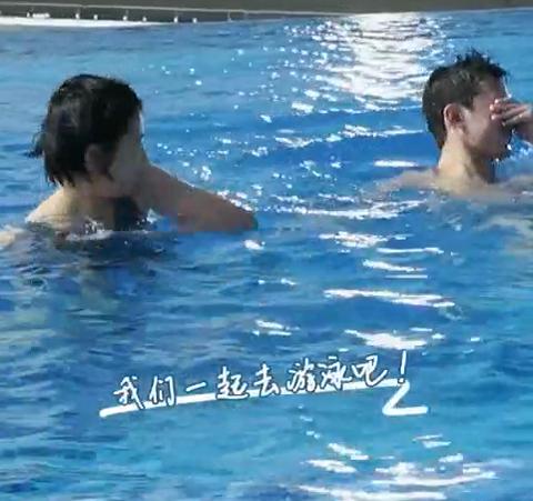 张子枫与吴磊泳池嬉闹！女方穿泳装皮肤白皙，秀出一双纤细胳膊