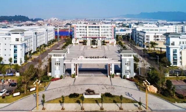 乐山峨眉文旅综合高中,乐山峨眉山重点中学前十名