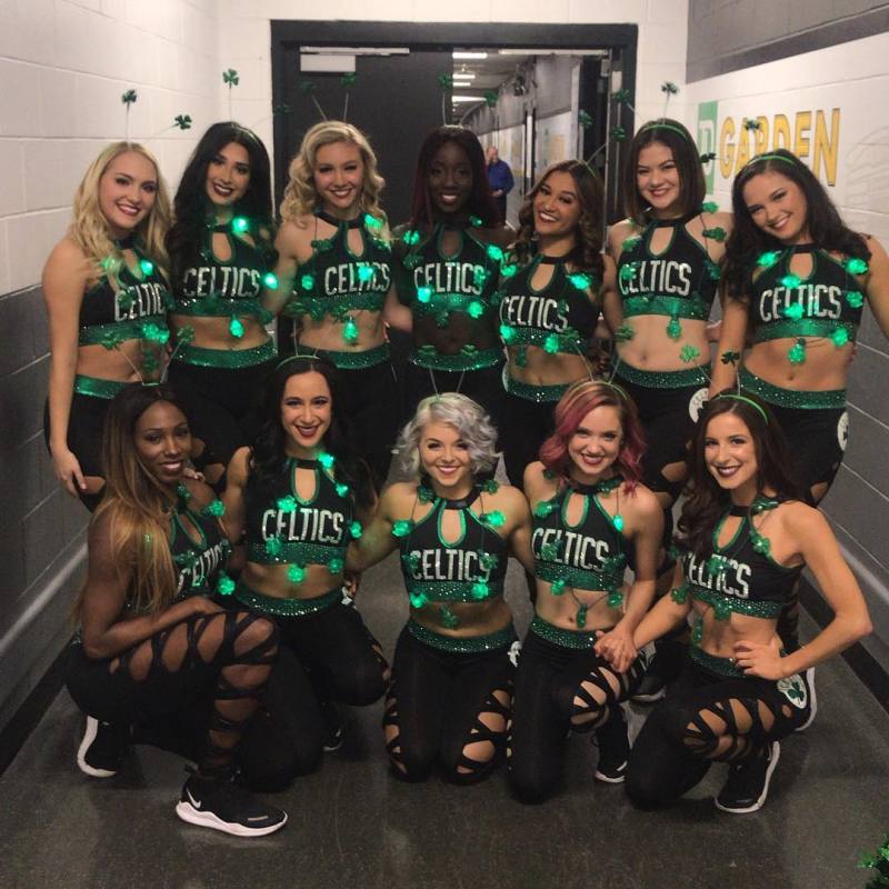 nba拉拉队精彩表现,nba拉拉队vs足球宝贝