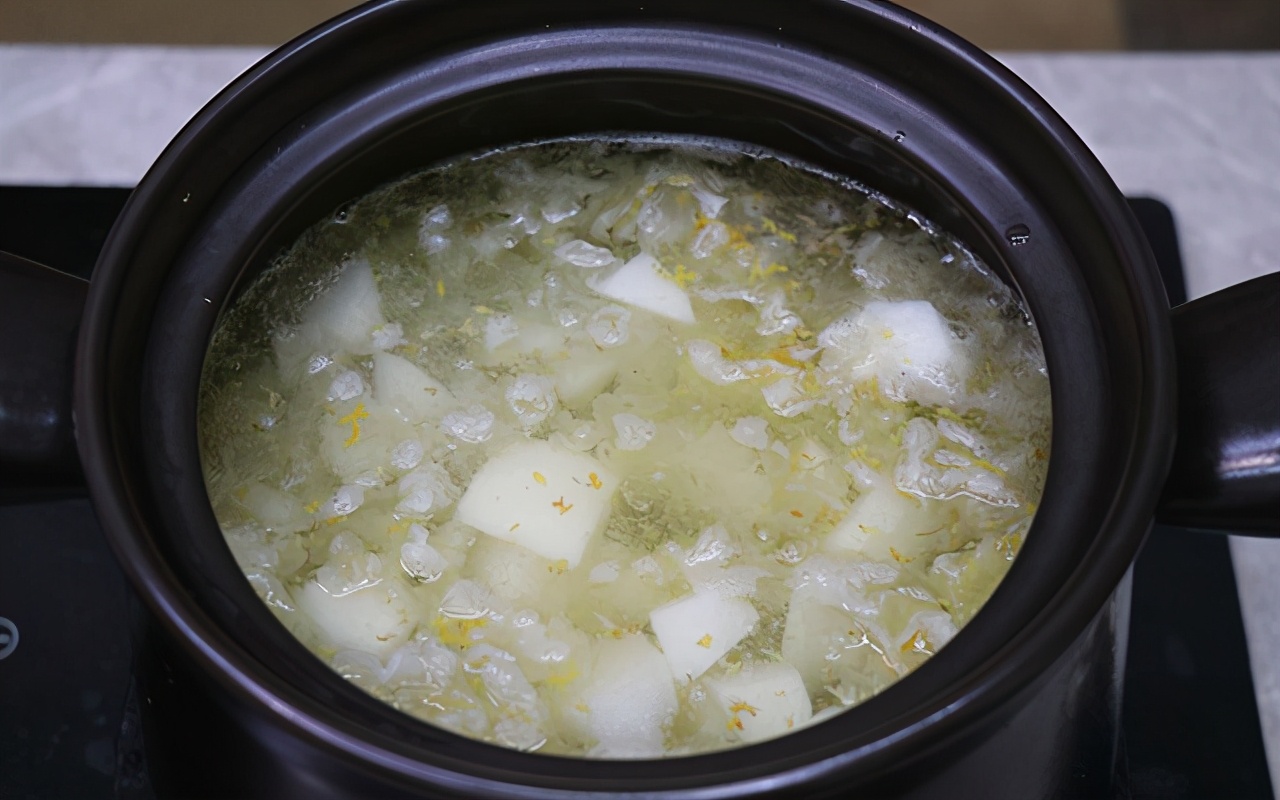 秋天银耳汤教程,秋天银耳雪梨羹的做法