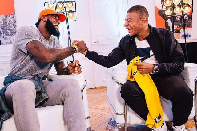 踢足球和打篮球区别采访,踢足球和打篮球哪个更需要身体