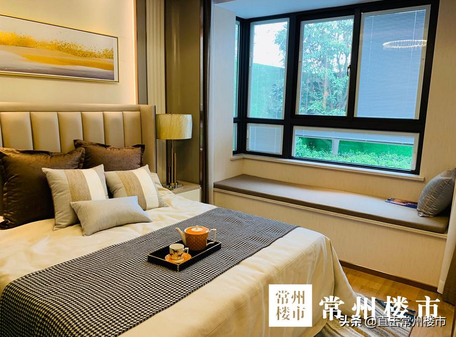 售楼处开盘千人排队,开盘人多冲进售楼部的视频