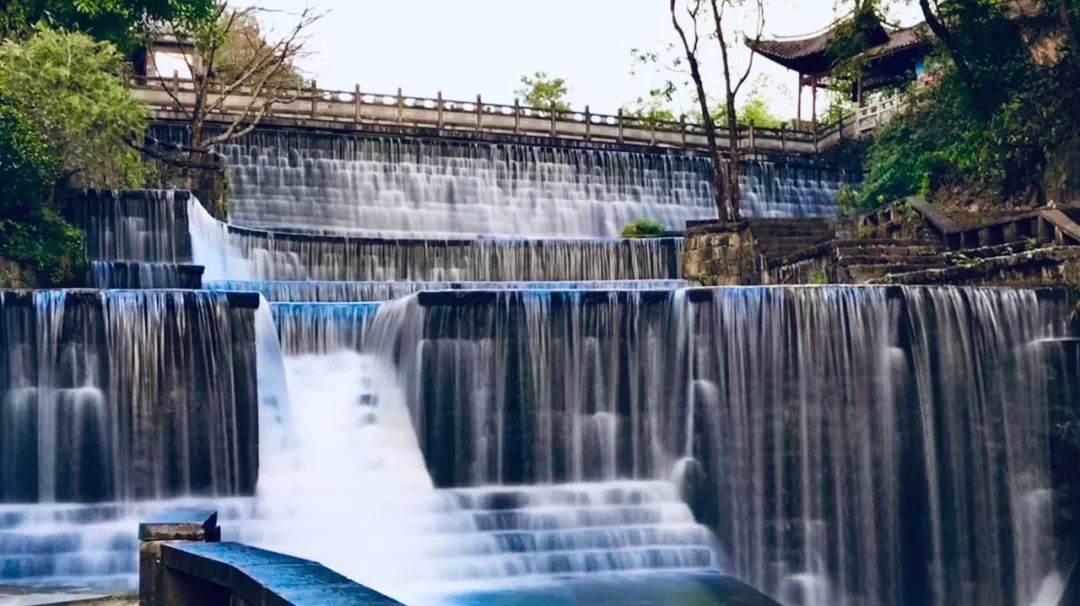 龙洞瀑布景观,龙洞瀑布在哪里啊