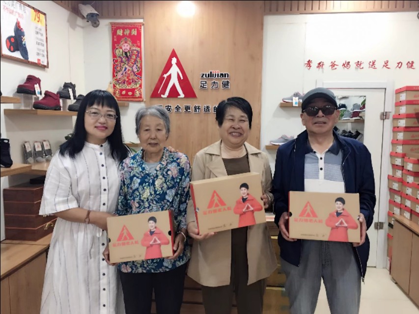 鎴戠殑姣嶄翰骞朵笉浼熷ぇ璇綍,姣嶄翰骞朵笉瀹岀編浣嗕細绔敖鍏ㄥ姏