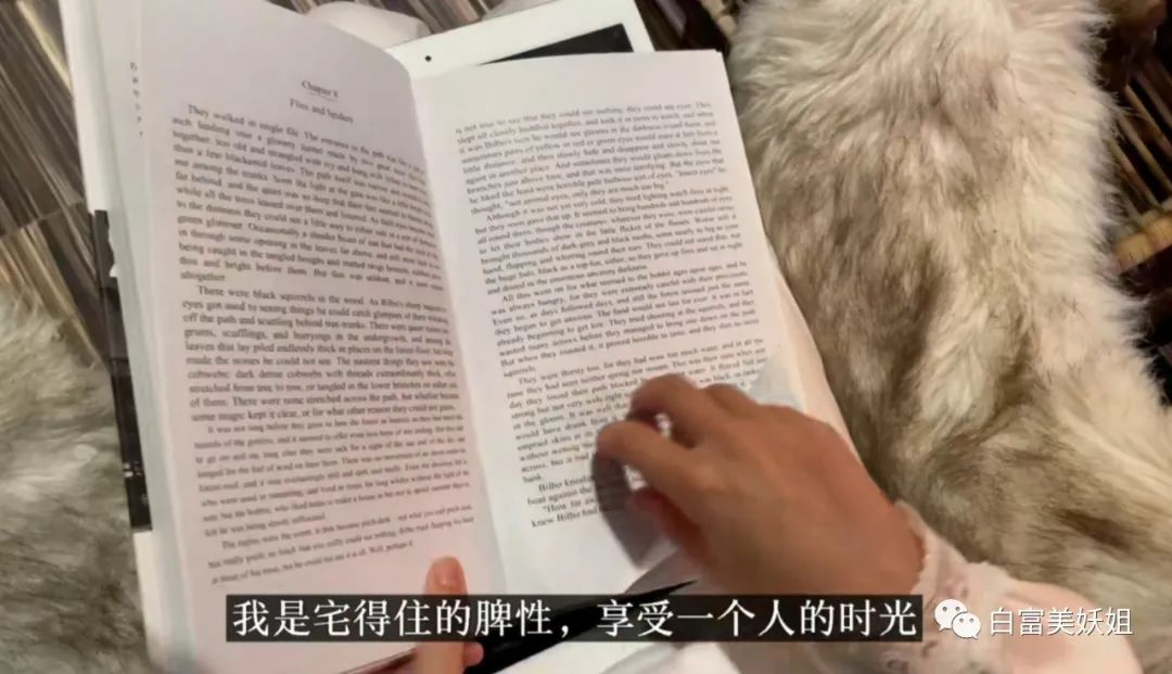 拜佛名媛翻车啦，背景被人扒底朝天