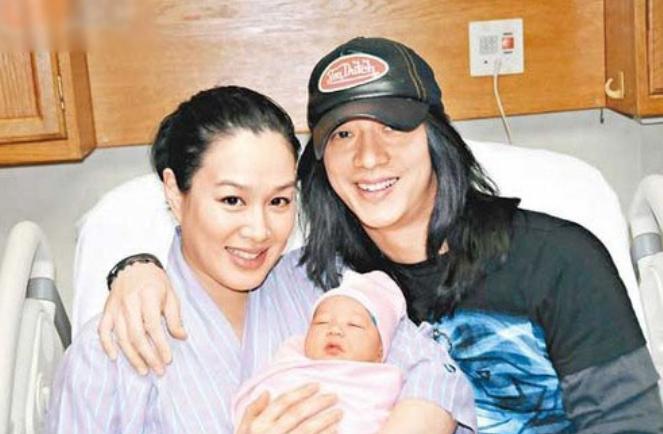 小考拉登初秋杂志封面,穿校服秀铅笔腿,三姊妹中她最像钟丽缇