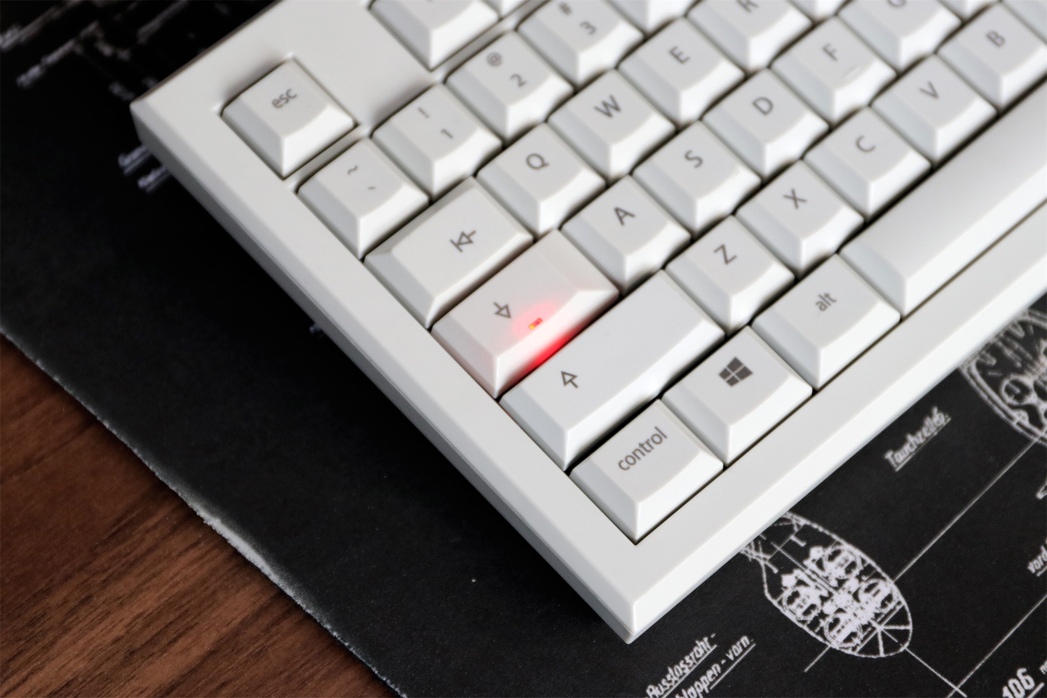 手感比较类似薄膜键盘的机械键盘,像薄膜键盘的机械键盘