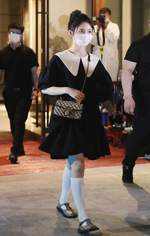 杨超越为什么要穿中袜,杨超越穿短筒袜