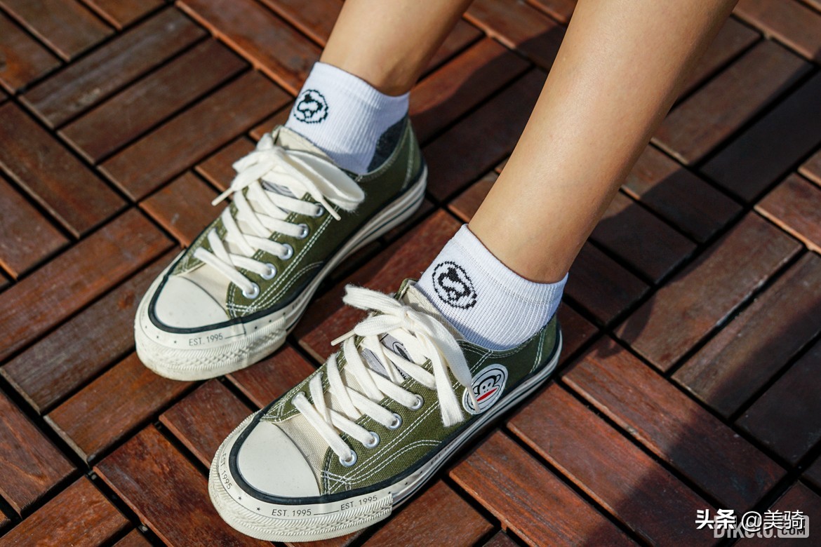 穿在脚上滑滑的袜子,穿起来凉凉的袜子