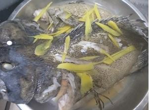 如何清蒸石斑鱼又嫩又不腥又好吃,最简单快速清蒸石斑鱼做法