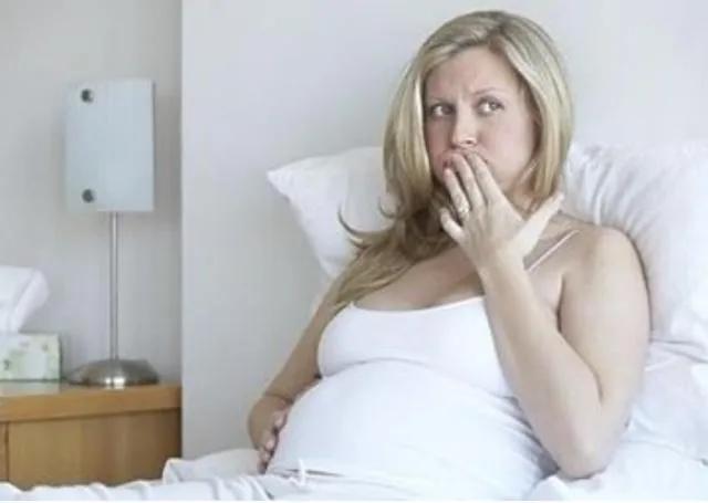 怀孕后小便总是很黄是什么原因,怀孕后尿尿老是浑浊的是咋回事