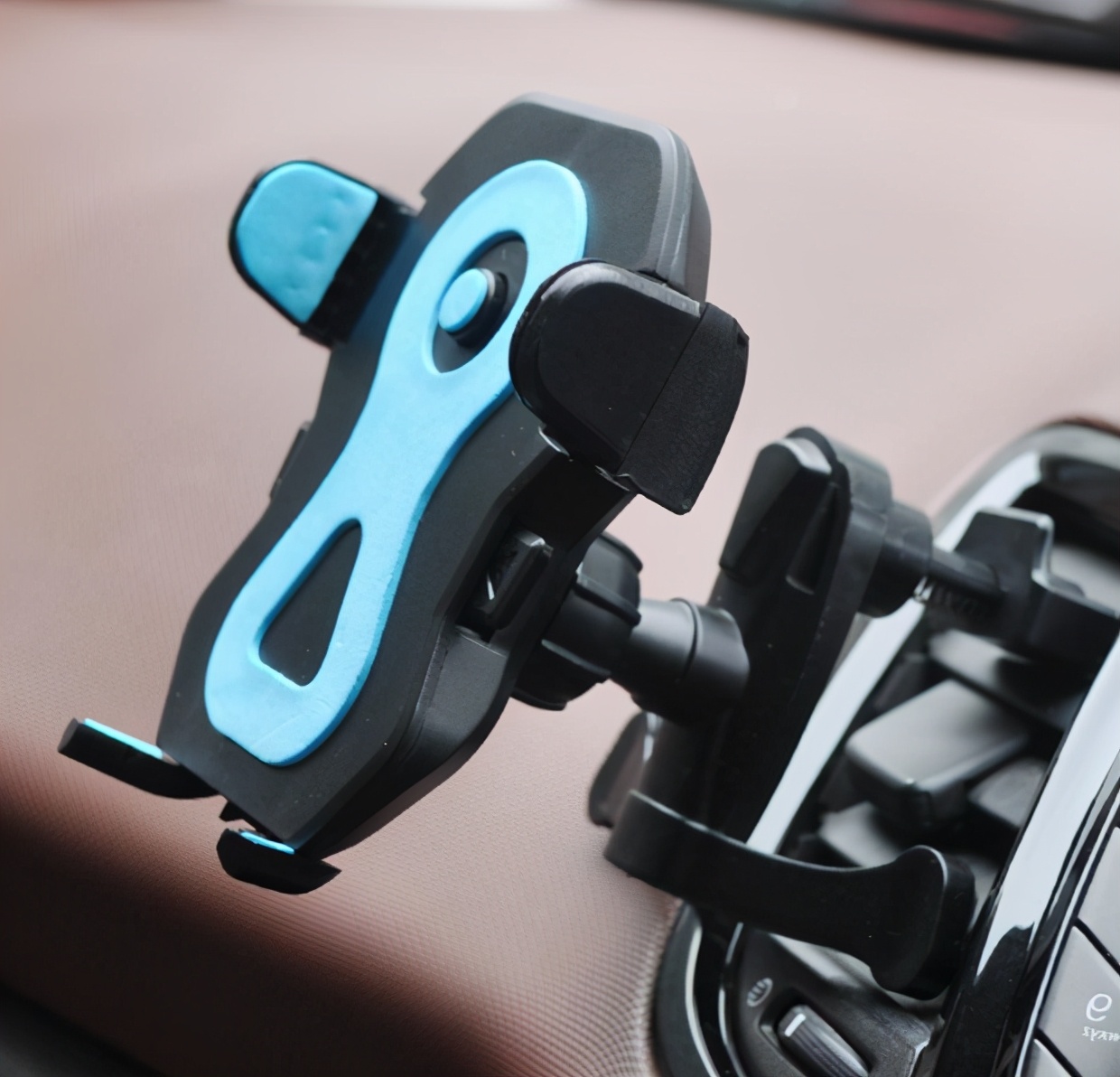 车主注意千万别在车内放它,私家车开车走高速注意事项