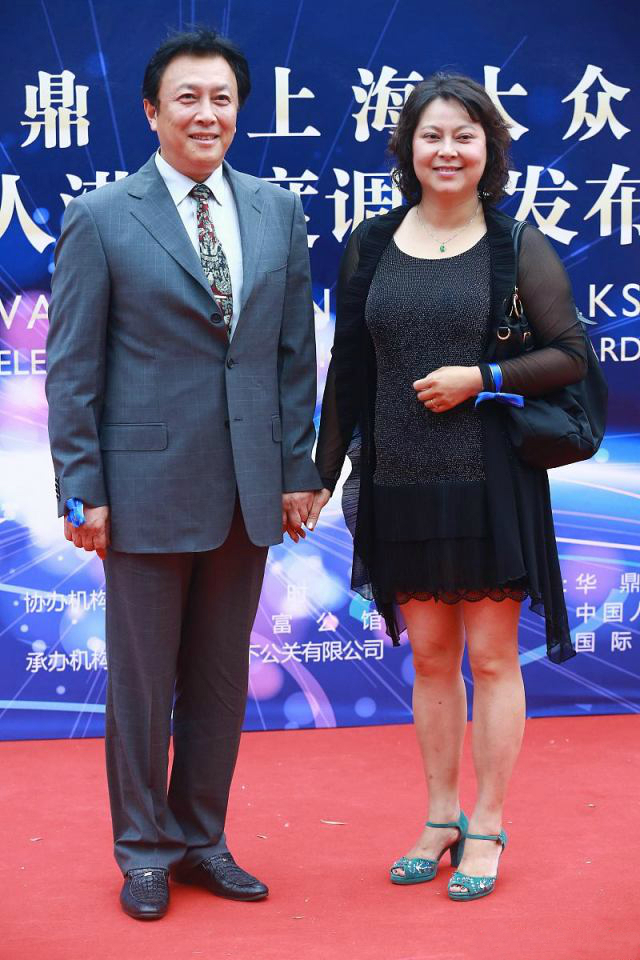 唐国强的两段婚姻：原配35岁除夕夜自杀，娶小12岁壮丽，今很幸福