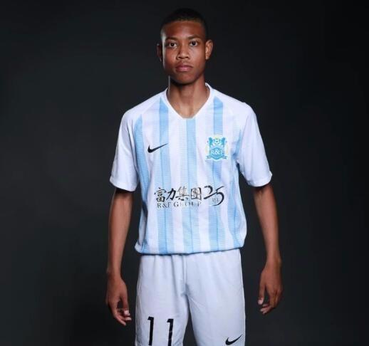 中国足坛又1天才！15岁新星身高1米82，父亲来自非洲，梦想进国足