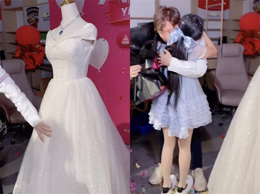 网红猫妹妹直播过生日，男友送24件礼物，师傅辛巴夫妇送豪礼