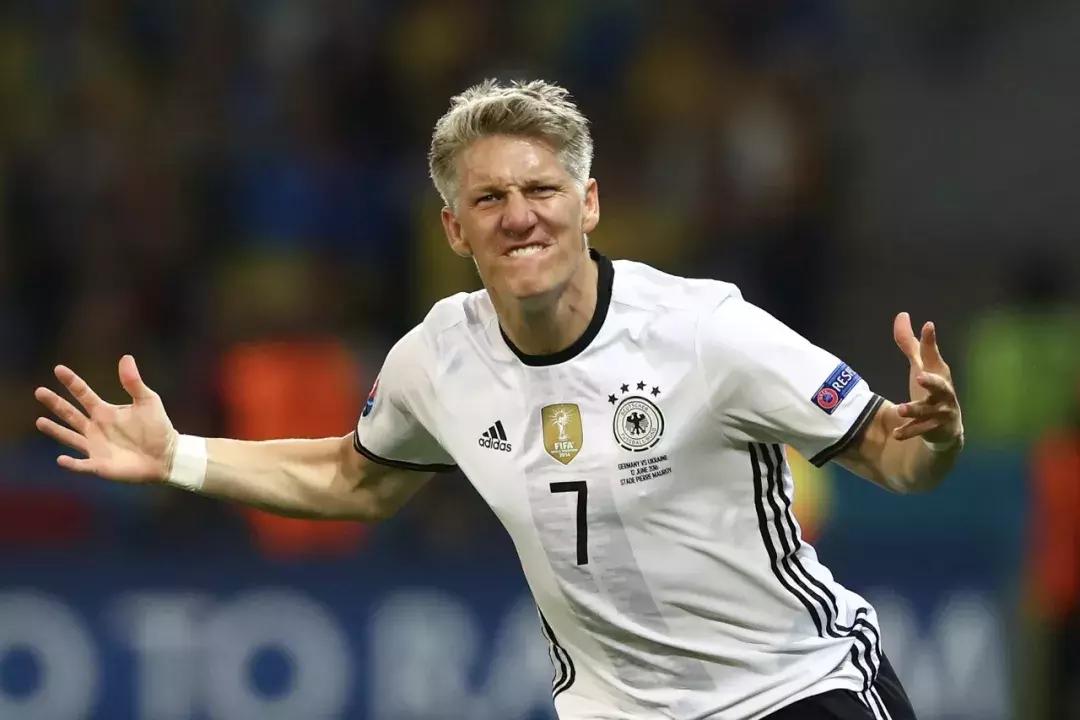 施魏因斯泰格血洒赛场挥手,施魏因斯泰格帅气视频