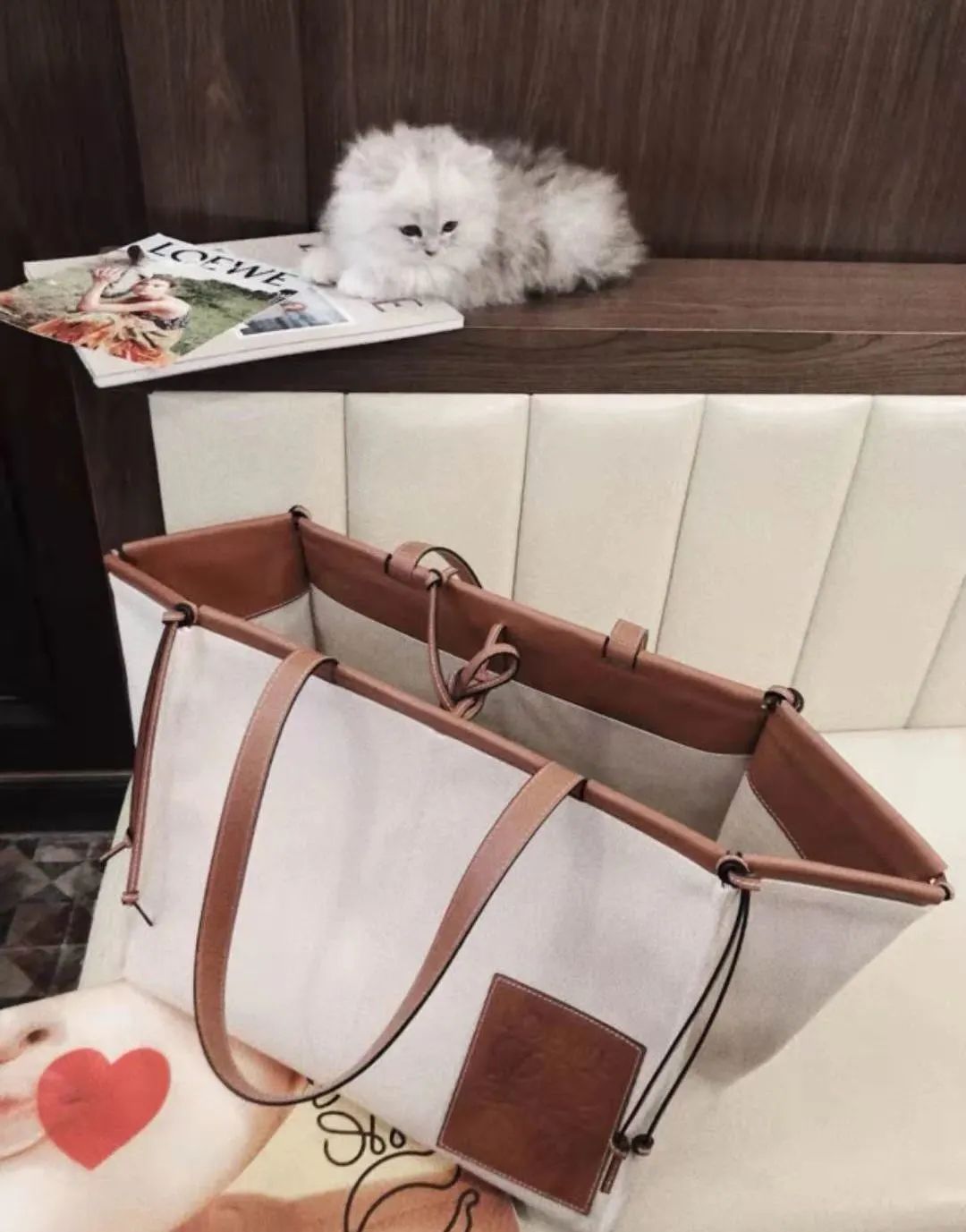 这才爆红一年就这么能“装”了?3w的包一背我都认不出来了…