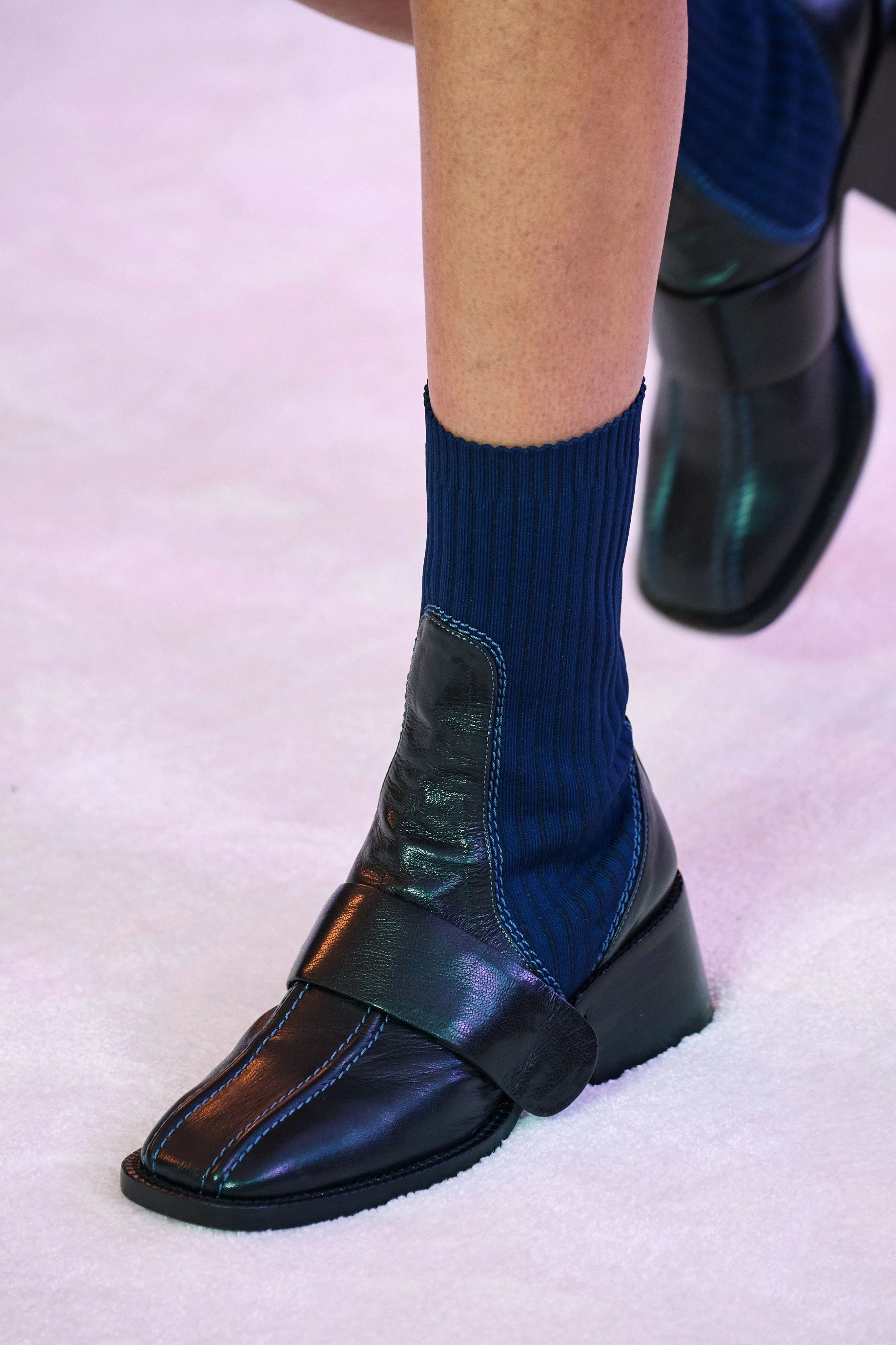 看见今年秋冬必入的第一双靴子，我方了……