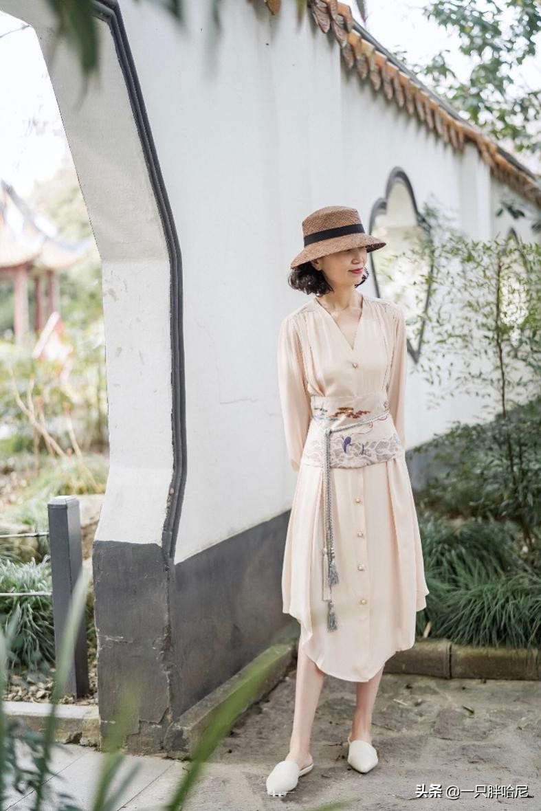 50岁女人穿t恤配牛仔裤好看吗,50岁的女人穿搭要做减法