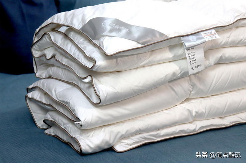 冬天里的轻薄暖被窝：网易严选95%白鹅绒冬被，保暖不闷睡得香