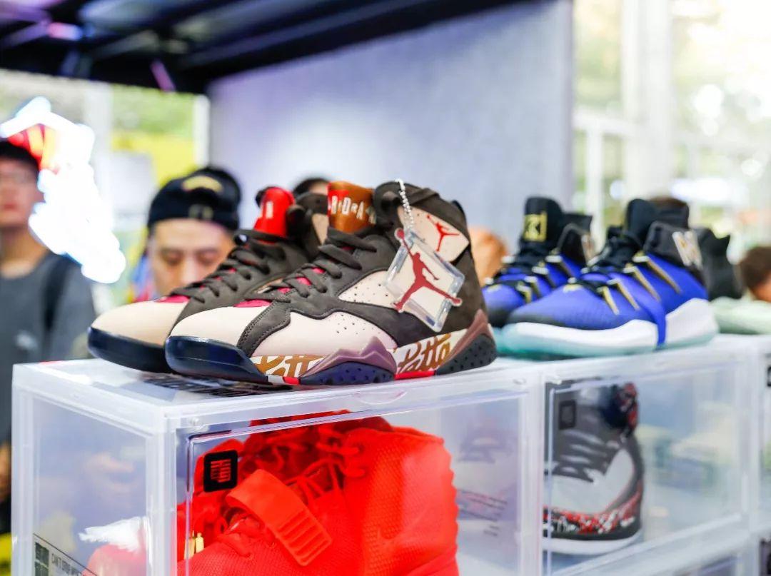 大学生一个月生活费给男朋友买鞋,大学生一个月生活费800可以吗