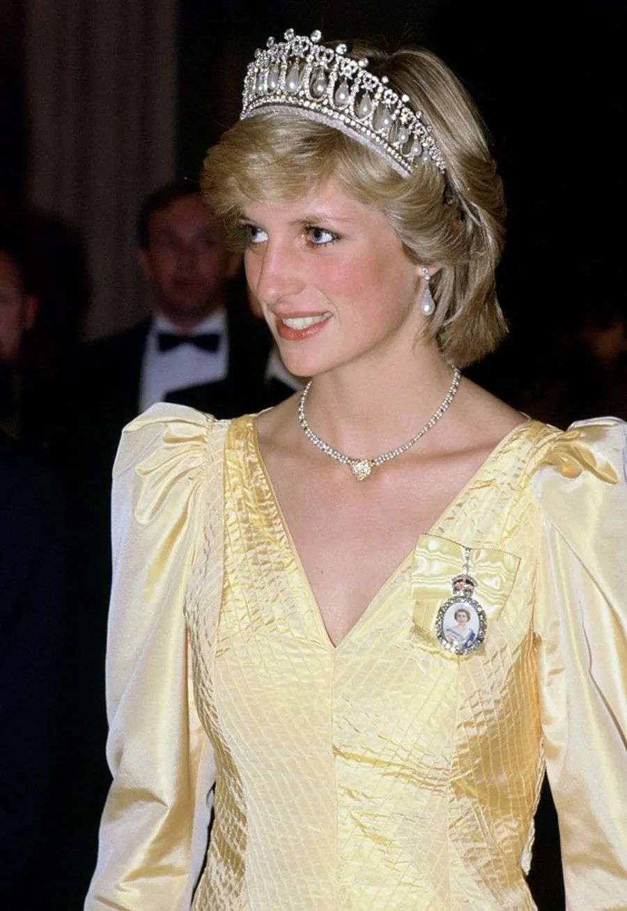 戴妃经典款戒指,戴妃蓝宝石珠宝