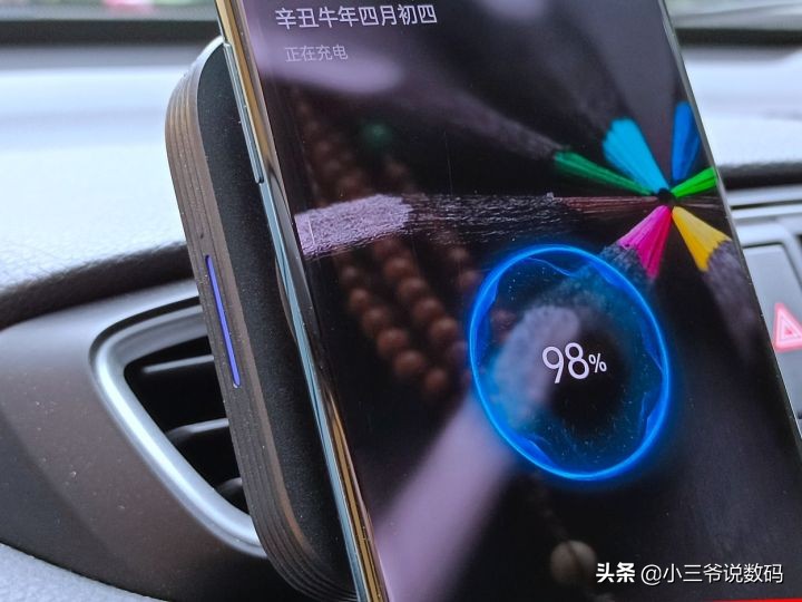 亿色车载磁吸无线充支架：磁吸+无线，轻松好出行