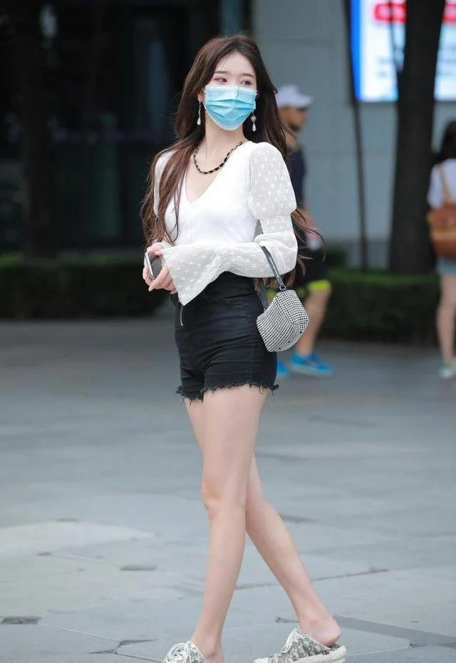 街拍阔腿牛仔裤搭配图片,街拍牛仔短裤穿搭女