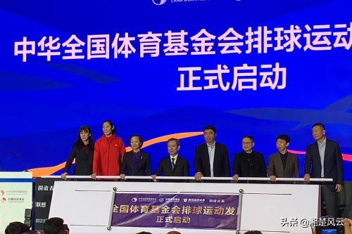 小细节看朱婷，球品人品真是好，排坛地位真的高，主任邀她站C位