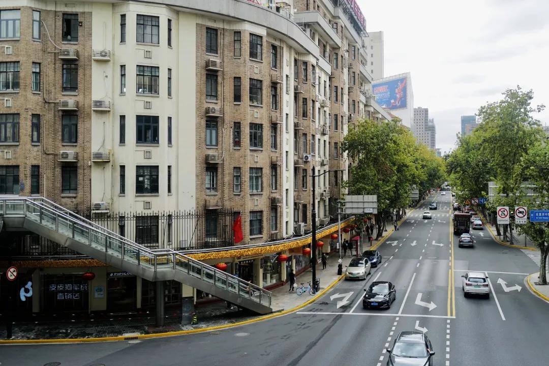 别争了,这条马路才是魔都内卷之王