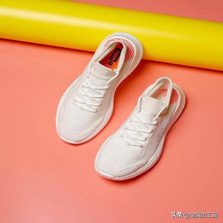 踩屎感爆满运动鞋火了！鞋底采用与阿迪达斯相同爆米花材料，超弹