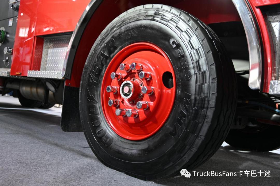 豪士科超高层供液消防车,供液能力达到420米,采用550马力底盘