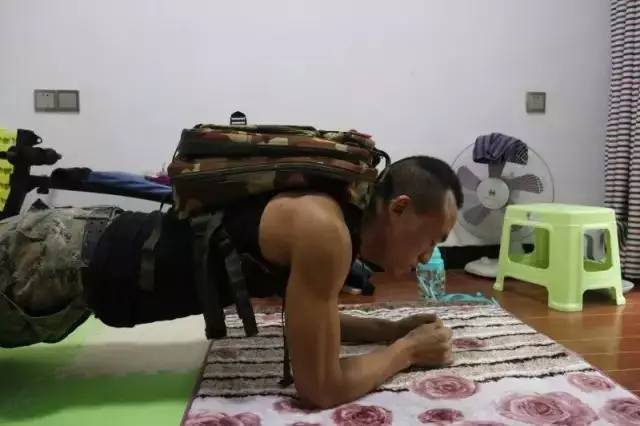 巧用背包练习平板支撑，更有效激活肌肉，对冲腰椎间盘突出