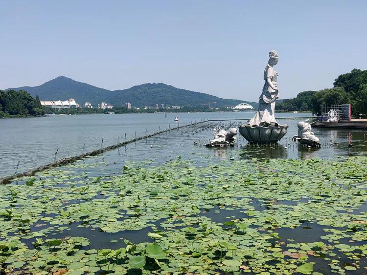 曾作为禁地，与外界隔绝二百六十多年的“玄武湖”，今日锣鼓喧天