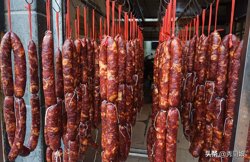 刚做出来的香肠怎么晒才好吃,灌腊肠的时候怎样让腊肠不容易散