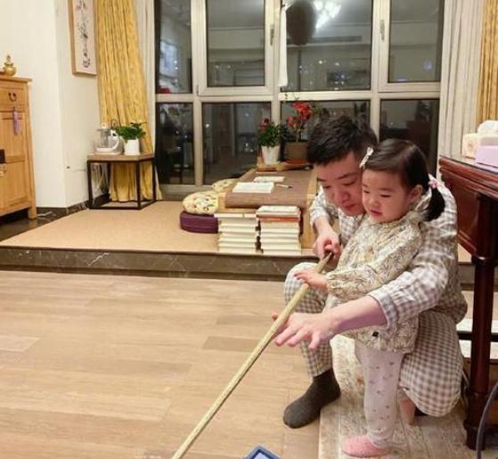 33岁丁俊晖近况：与妻子在家练瑜伽，表情痛苦，中式英文令人发笑