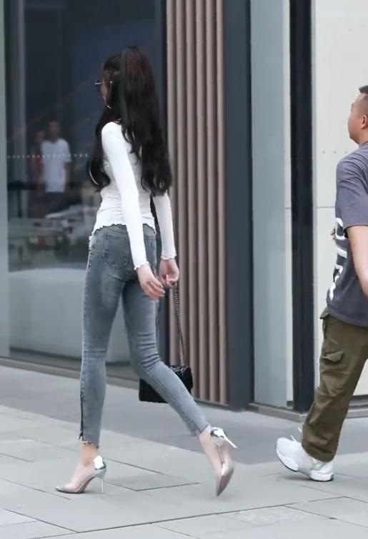 街拍：小姐姐的裤子也太紧了吧，真不知道她是怎么穿进去的？真勒