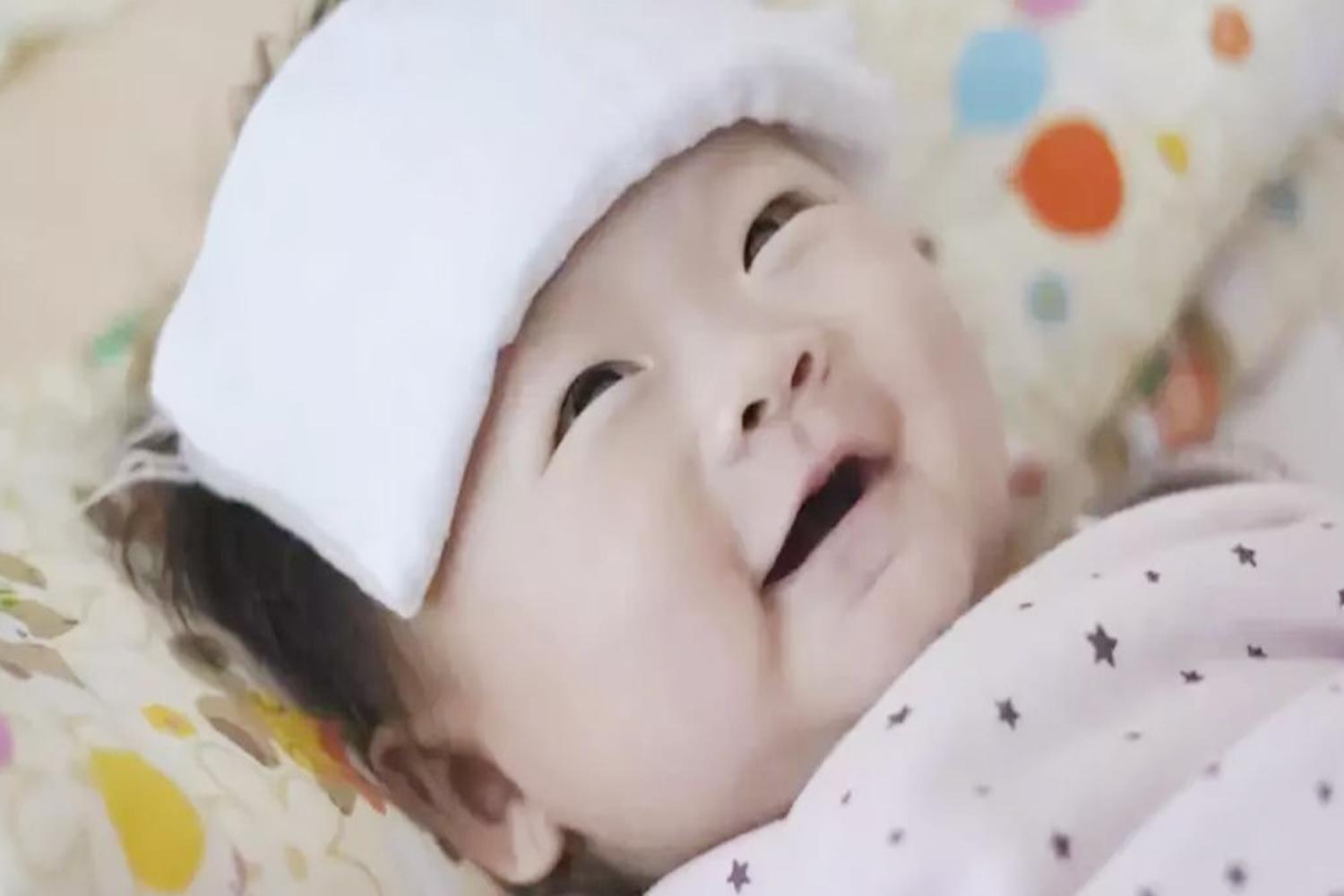 小孩发烧用温毛巾敷额头还是冷水,孩子发烧时可以用湿毛巾敷额头吗