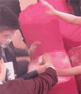 搞笑gif妹子的内心是崩溃的,搞笑gif妹子原来是个逗比