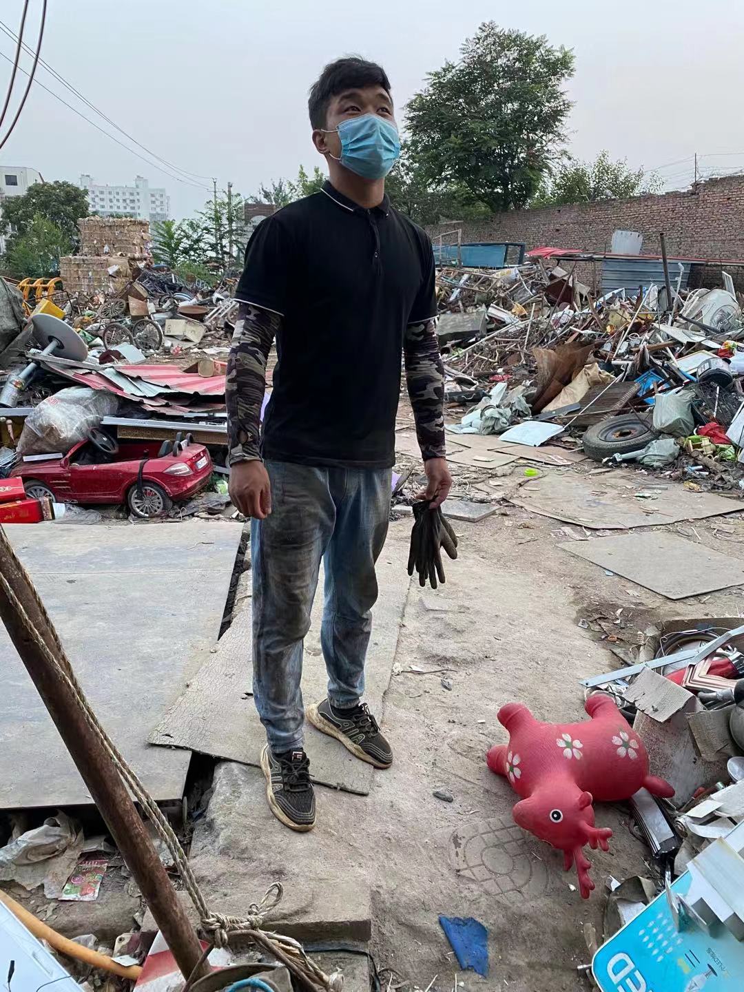 小伙收废品走红后拒绝400万年薪,20岁小伙靠收废品年薪百万