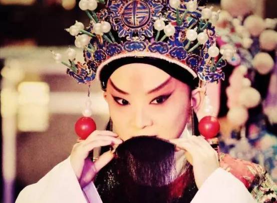 一个只争第一的姑娘，在台上扮男人却成了“头牌”