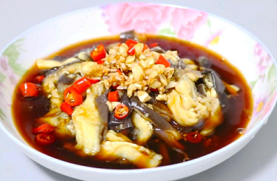 蒸茄子先蒸后炒,蒸茄子整个蒸还是撕开