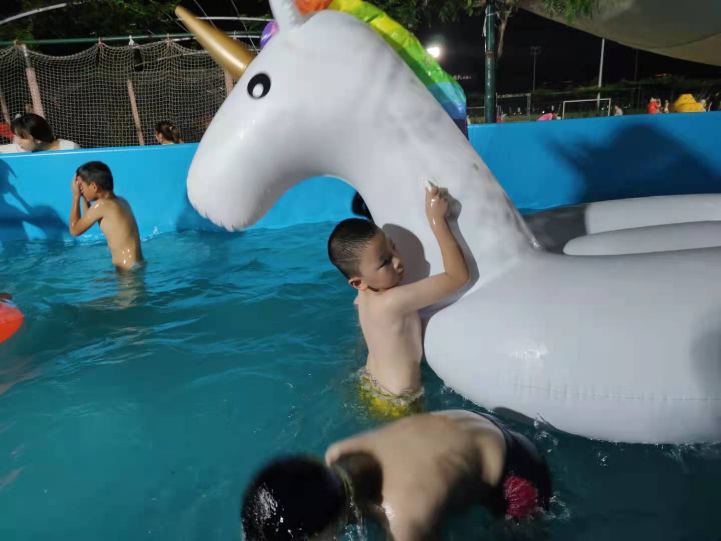 夏日晚上带娃运动,夏天带女儿晚上逛公园的视频