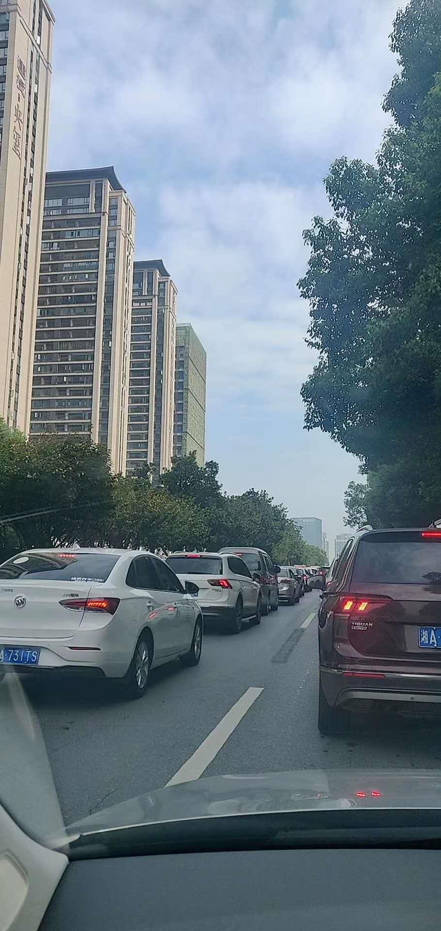 带孩子看病,44号跑24号前面了,24号怒摔门:我家不看了