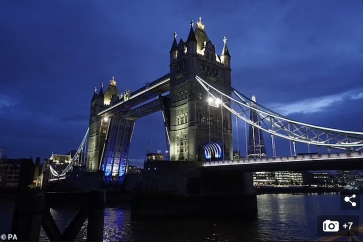 伦敦塔桥被卡住,伦敦塔桥被卡在空中